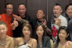 港星齐聚深圳聚餐，与美女合影心情好，吴志雄开4家餐厅身家过亿图片