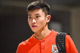 周海滨强调青少年踢球战术单调。很多球队都是董路的踢法图片
