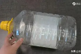 空油桶上插2根吸管，别提多实用，放在家里天天能用上，太厉害了图片