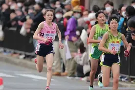 神力少女朱瑛里VS不破圣衣来跑姿分析：谁更胜一筹？图片