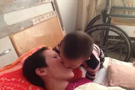 10年，江苏女子因车祸成植物人，昏迷中产下一子，后竟被儿子唤醒图片