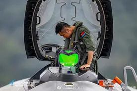歼-20的座舱也能公开展示？是不是已经落后了？图片