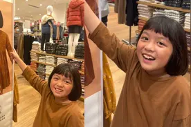 女孩逛商场发现海报神还原自己，网友称是偶遇到了另一个自己图片