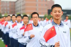 08年汶川地震中 那个感动国人的3岁敬礼娃娃 今成17岁阳光大男孩图片
