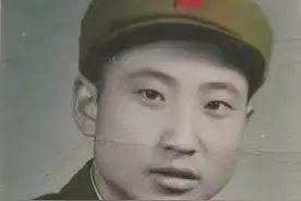 这张照片，是按我小学崇拜的解放军形象照的，还“打扮”成彩色…图片