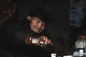 湖南一老汉，30年前在院子里土埋100斤散酒，如今老宅翻新酒咋样图片