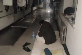 黑龙江科技大学一“奇葩”同学，拒绝宿舍集体生活，晚上打地铺图片