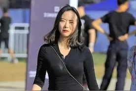 街拍：辣妈的风格总有不同图片