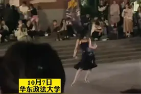 高校社团招新演出现场，小姐姐一段舞蹈引众人欢呼，网友：现实版律政俏佳人图片