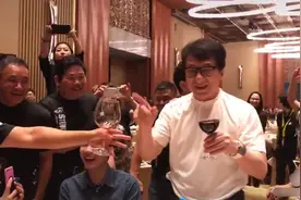 68岁成龙与年轻人聚会，拿酒瓶豪饮不断，脸色红润有说有笑状态好图片