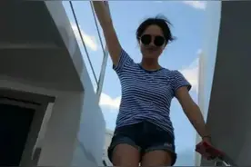 辛柏青一家三口旅游！同穿条纹衫如复制粘贴，无明星架子招人喜欢图片