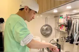 古巨基为54岁老婆庆生罕见下厨！皮肤水嫩似少年，2岁儿子罕同框图片