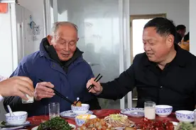 山东58岁老汉每天喝2两白酒，从不贪杯，如今身体变成啥样？图片