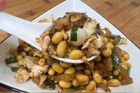 两包榨菜，一把黄豆，加一个鸡蛋做开胃小菜，清脆爽口，清淡解腻图片