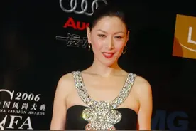 任达华妻子中年也有模特气质，穿镂空礼裙优雅大气，身材真不错图片