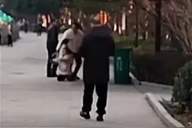 一女子多次飞踹女儿，还试图扔进垃圾桶！警方回应图片