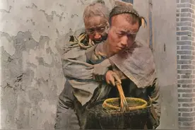 晚清老照片：百姓坐敞篷火车，儿子背着老母亲乞讨，囚犯被斩首图片
