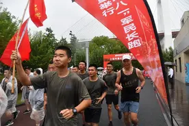 拥军爱民鱼水情，携手共建滨江行！上海市第41届庆“八一”军民长跑清晨开跑图片