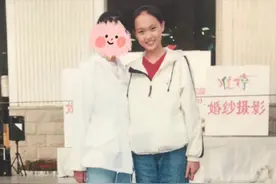 17岁长这样！同桌晒唐嫣23年前旧照，夸她从小就美是校花，如今完全没联系：她是大明星，我是普通人，道不同图片