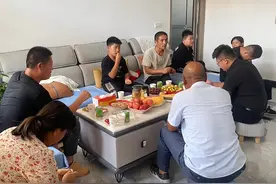 山东，军人丈夫中秋不能回家，公婆安排15岁小叔子送过节礼图片