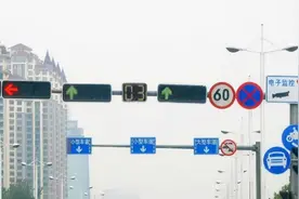 直行绿灯，左转红灯，在左转道直行算不算闯红灯？图片