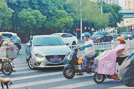 斑马线前违法掉头，高峰期引发拥堵，交警：将增设禁止掉头标志图片