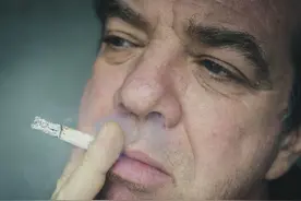 早晨起床爱抽烟的人，提醒：若出现这3种反常，或是脑梗信号图片