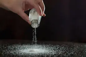 你每天摄入的“隐形盐”，有1/3来自这种食品图片