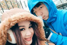 温碧霞夫妇飞国外探望养子，儿子变高变帅，一家三口合照好温馨图片