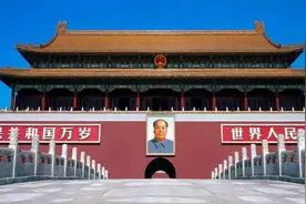 毛主席新画像挂上天安门后，被群众质疑，画像为什么只有一只耳朵图片