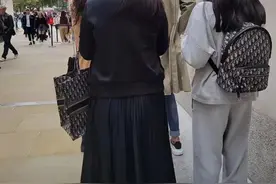 李湘带女儿国外游玩，穿百褶裙又矮又胖好臃肿，王诗龄瘦成她一半图片