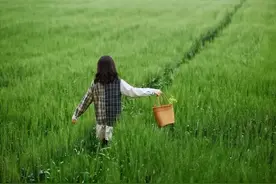 养女儿的最高段位，是给她这三种“营养”图片