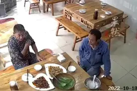 3位大叔吃完饭忘付钱，三小时后匆匆赶来补还图片