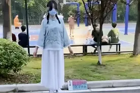 “有点恐怖，不敢抱”，高校女生艺术行为引争议，评论区一片嘲讽图片
