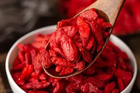 枸杞不仅能生精，还能降血糖？泡水好，还是干吃好？一文说清楚图片