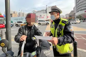 电动自行车逆行隐患多，武汉交警提示：引发事故要负责！图片