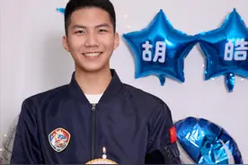 胡军庆祝儿子满16岁，康康长成“小霸总”，硬朗帅气比爸爸更耀眼图片