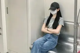 地铁小姐姐的穿搭图片