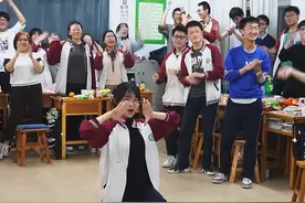 山东一高三女生在教室内热舞，惊艳全场，后排一男生意外抢镜图片