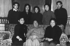 64年李敏携子看望爸爸，毛主席逗弄外孙后：有空把孩子送到子珍那图片