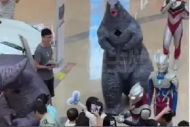 “第一次见上班这么开心的” 原来怪兽也是分I和E的~有的需要搀着，有的根本控制不住。图片