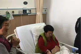 踩凳子才能上床的“微型妈妈”，把弃婴送进了大学，养女知恩图报图片