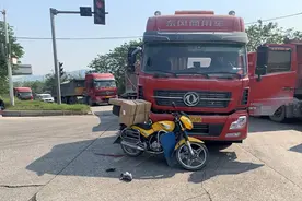 视频 | 惊险！摩托车“藏”在货车盲区 驾驶员与“死神”擦肩而过图片