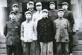 南满军区首长合影，韩先楚站后面，C位成大将，无军衔的成就最大图片