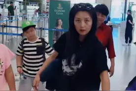 何洁真的牛，带着前任丈夫和现任丈夫及其前妻的四个孩子现身机场图片
