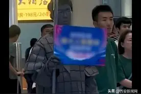 男生在西安机场扮成兵马俑接机 拍摄者：兵马俑已经需要出外勤了图片