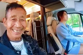 河南老汉靠拾荒养大弃婴，如今养女身价千万，开房车带父周游全国图片