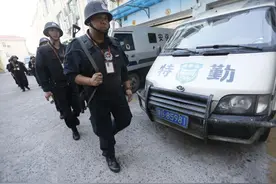 你知道运钞车的押运员是什么人吗？他们手里的枪是真的吗？图片