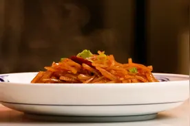 1分钟解锁让土豆更好吃的秘诀！「糖醋土豆丝」上桌秒光盘图片
