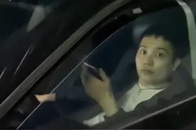 黑龙江男子谎称加班被老婆在车库逮个正着，车窗玻璃反光出卖了他图片